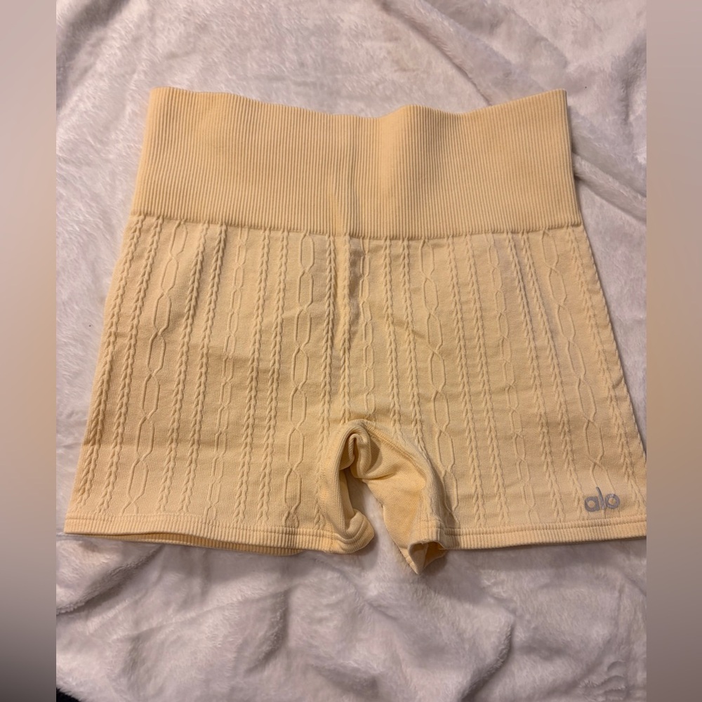 ALO Yoga Women's Yellow Cable Knot shorts 
Size small